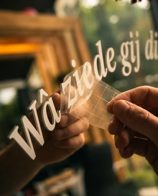 De transfertape gaat eraf